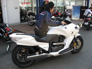 ●近未来型バイクDN-01に試乗・・・相棒がw_a0033733_10191850.jpg