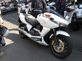 ●近未来型バイクDN-01に試乗・・・相棒がw_a0033733_1019250.jpg