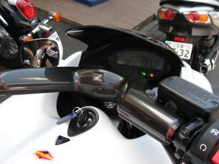 ●近未来型バイクDN-01に試乗・・・相棒がw_a0033733_10293829.jpg