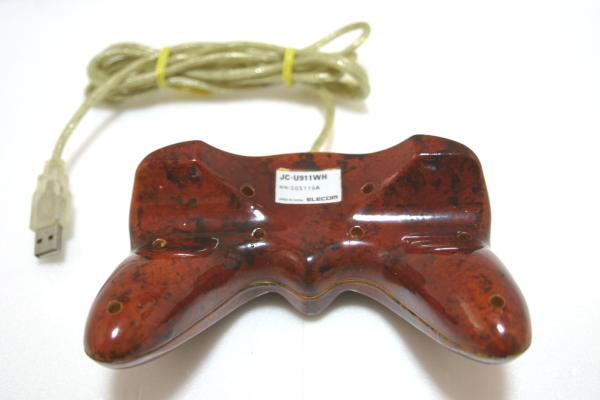高級感あふれる? 木目「調」ゲームパッド。_c0004568_23274869.jpg