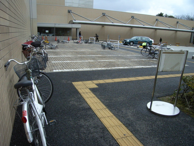 新潟県立図書館の駐輪場_f0153098_2020363.jpg