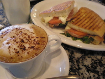 お気に入りのイタリア系カフェでパニーニ&ジェラート「CALABLIA」_d0129786_1893886.jpg
