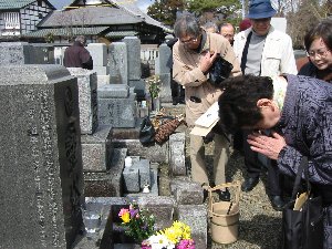 反戦川柳人鶴彬の墓前でつどい_e0122199_19571057.jpg