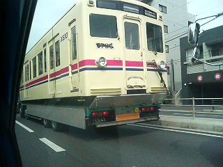 で、電車がトラックに_e0025732_13483735.jpg