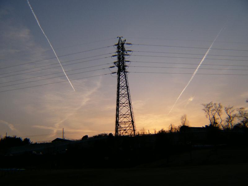 鉄塔と飛行機雲_b0024266_12195258.jpg