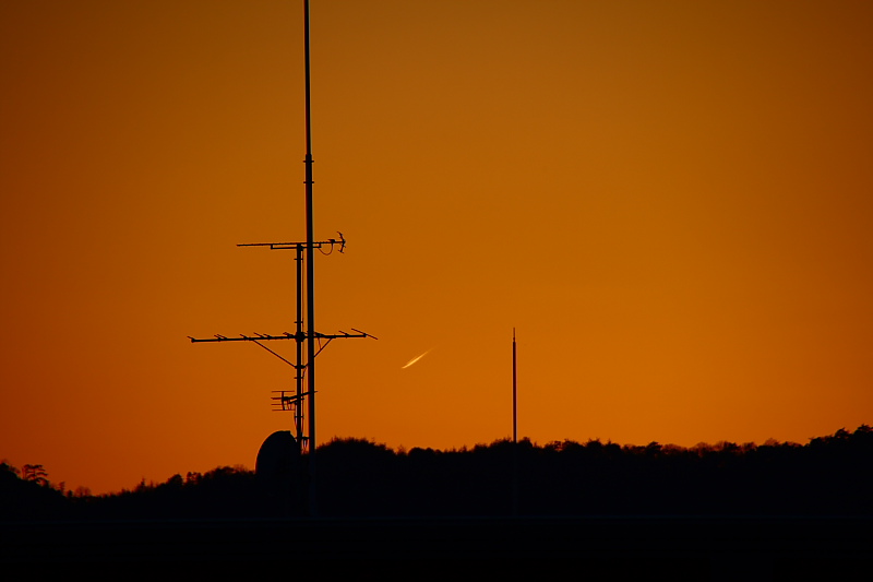 夕暮れの飛行機雲_c0112583_19493858.jpg