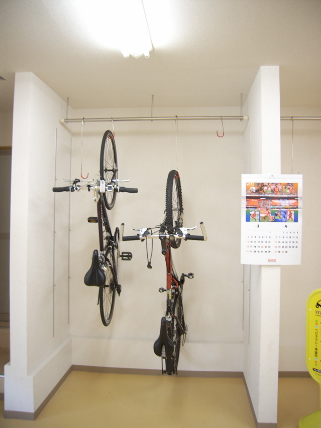 ベロタクシー事務所に自転車置き場_f0153098_1094196.jpg