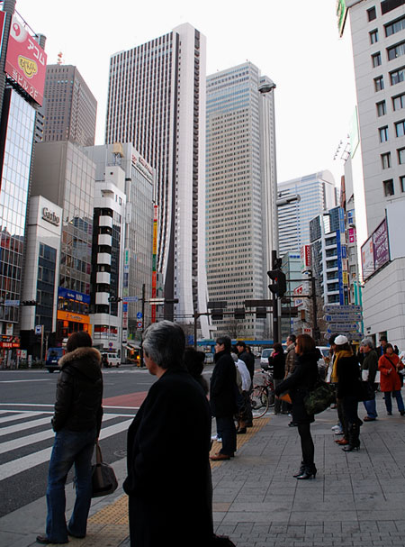 新宿 大ガード横断歩道を戻る デジカメ散歩写真