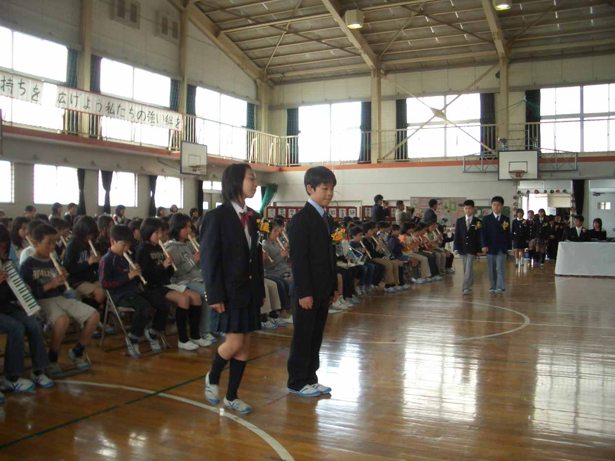 「仰げば尊し」はなかったけれど、感激した!小中学校の卒業式。_f0141310_22175037.jpg