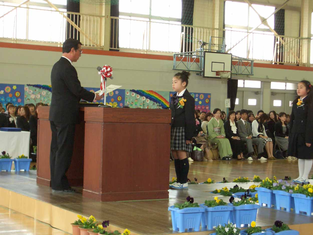 「仰げば尊し」はなかったけれど、感激した!小中学校の卒業式。_f0141310_2218863.jpg