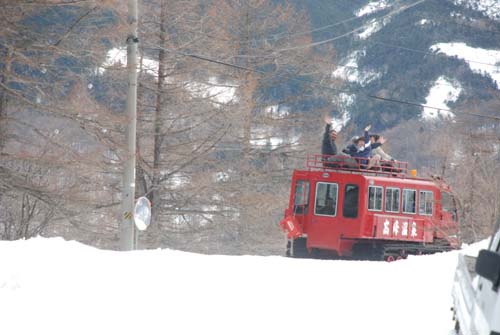 雪上車の荷台が人気の日_e0120896_629457.jpg