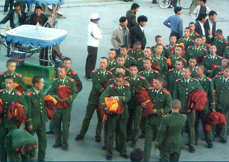 中国兵が僧侶に化けて暴動を起こしている_a0029437_20445211.jpg