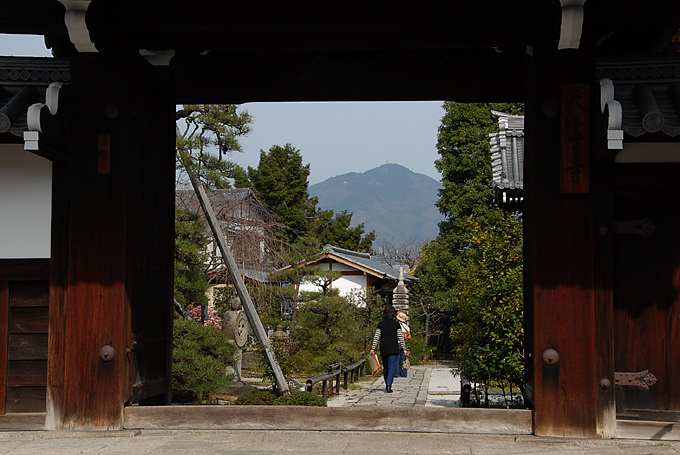 天寧寺の額縁門_a0064449_0435266.jpg