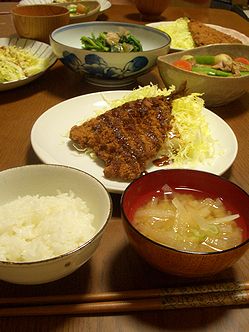 肉じゃがとアジフライ 迷わず並べよ 食べればわかるさ