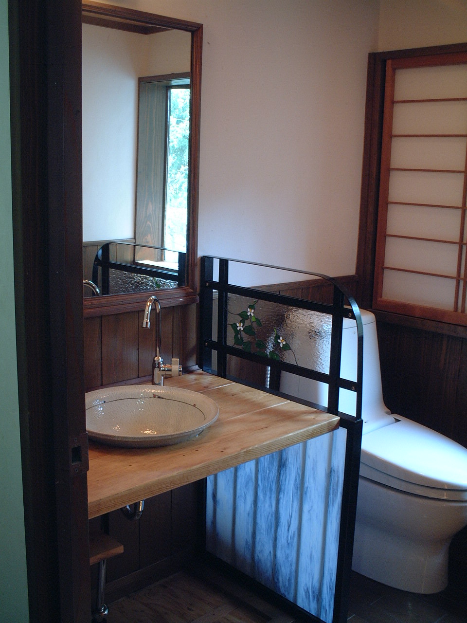 トイレ間仕切りと洗面台 ガラス造形工房 平井聡典 ひらいそうてん 阿蘇