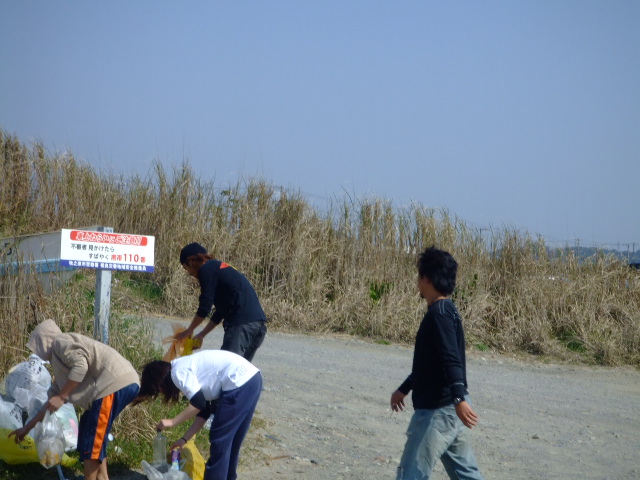 BEACH CLEAN_a0074985_107423.jpg