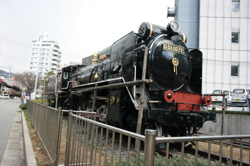 JR神戸駅の近くに保存されている蒸気機関車D51_b0118987_6345025.jpg