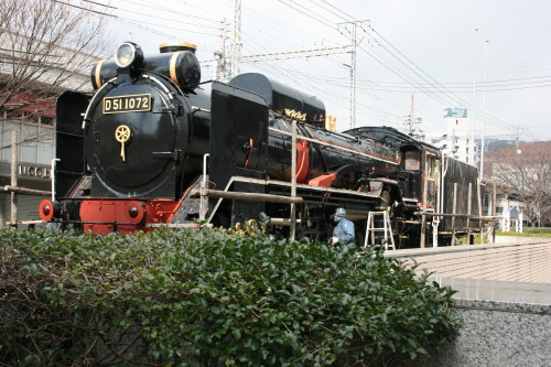 JR神戸駅の近くに保存されている蒸気機関車D51_b0118987_635496.jpg