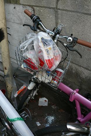 原宿の放置自転車のカゴの中身 店じまい 店びらき 閉店のヘキレキ