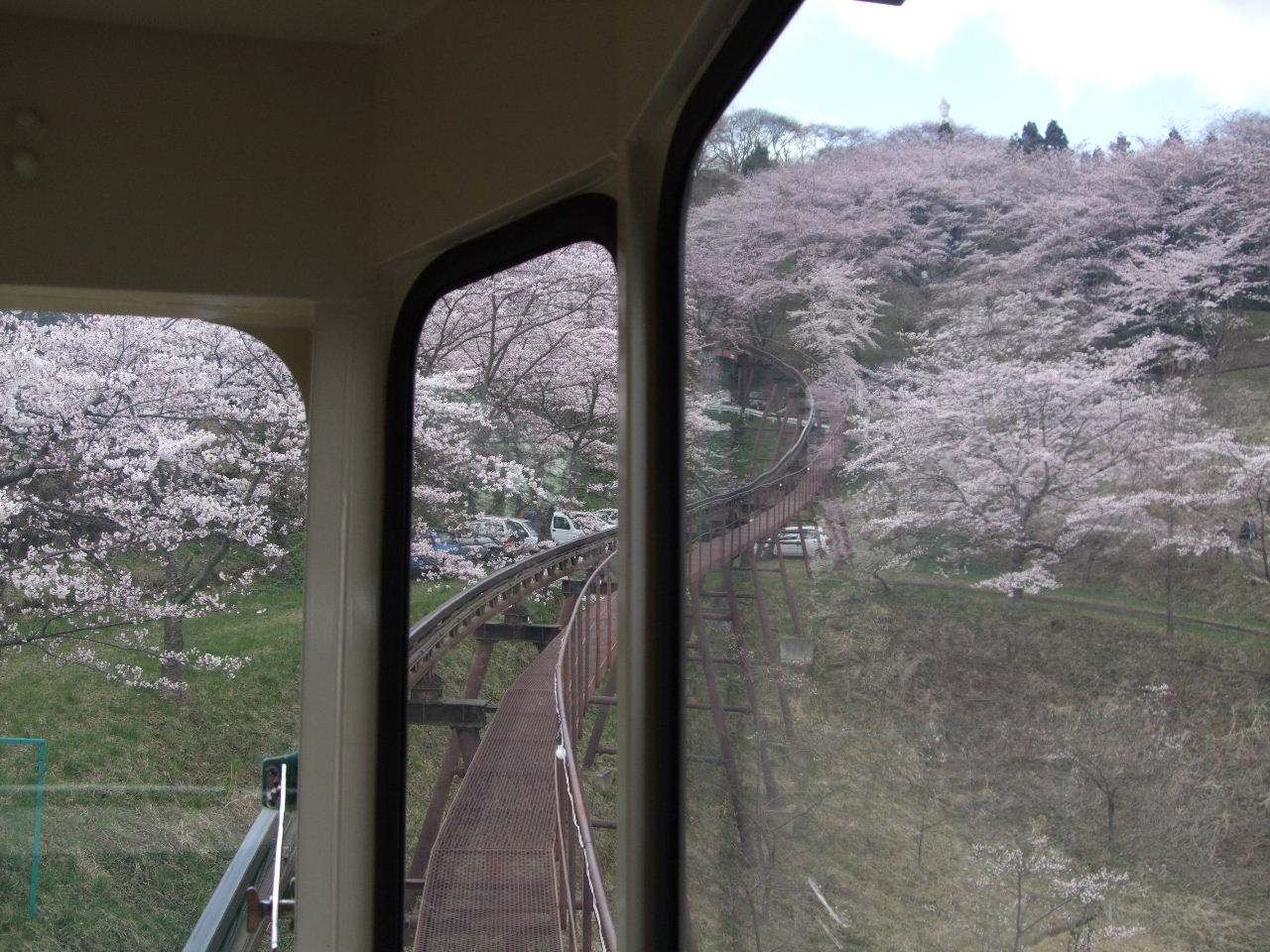 船岡城址の桜とスロープカーと観音様_f0100593_15443782.jpg