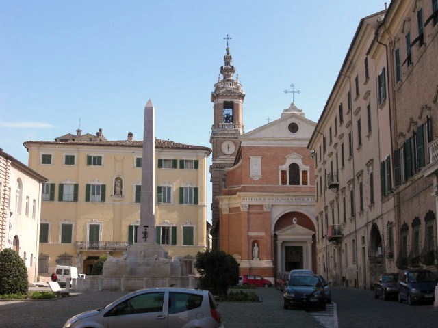 城壁の町、イエジ　È una città di mura Jesi_b0136893_21263945.jpg