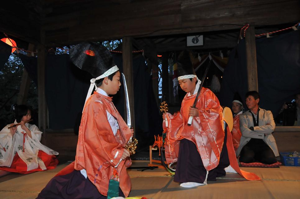 子ども神楽奉納♪_b0115751_2201361.jpg