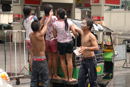 タイの正月ソンクラーン（水掛祭り）　その６_b0131470_1272423.jpg