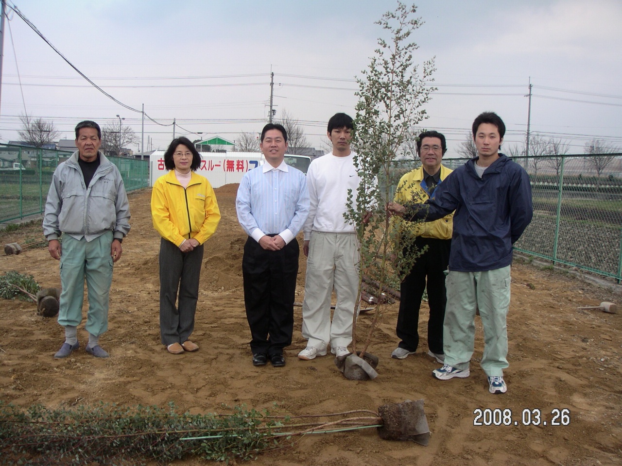 第三回目のユーカリ植樹は天理店で実施_f0139292_13222280.jpg