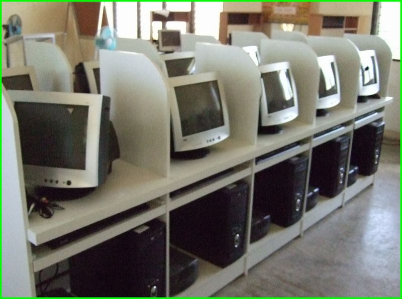お山の学校でラジコンヘリ_c0004734_1918798.jpg