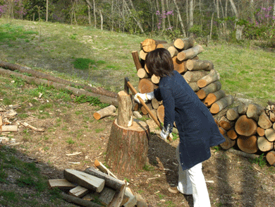 今年一番の薪割り人／山暮し_a0086067_0291219.gif