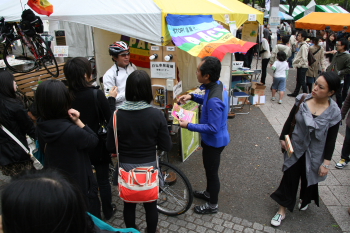 アースデイ東京　自転車発電体験コーナーは大好評_c0145828_1175525.jpg