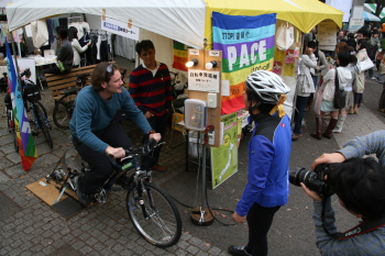 アースデイ東京 自転車発電体験コーナーは大好評_c0145828_1181011.jpg