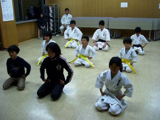 礼儀正しく..._c0118332_21302765.jpg