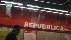 イタリア旅行・ローマで地下鉄に乗りましたドキドキ（＾＾；）　②－２・　４月１６日_d0083265_22594640.jpg