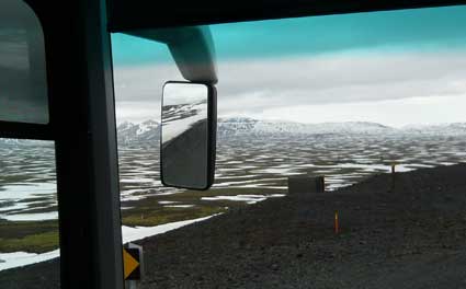 雪解け中でシマシマの山がいい感じ：アイスランド取材２日目_c0003620_9281672.jpg