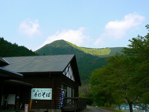 新緑の中　そばでも食おうと　蓬山_d0010073_21373739.jpg