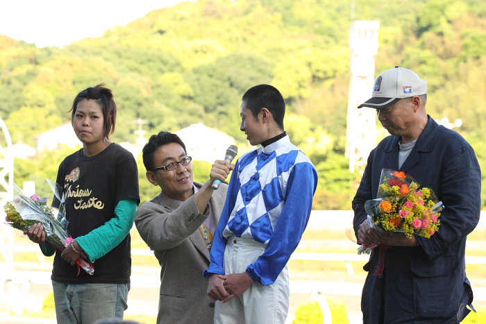 濱田達也騎手、初勝利が重賞制覇!!_a0077663_20213179.jpg