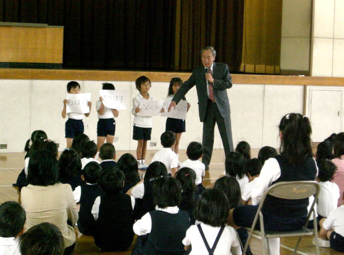 全校朝会で、校長先生から「あいさつのできる子になりましょう」というお話がありました。_b0022310_10305368.jpg