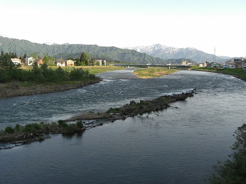 八海山の雪形馬と魚野川の水面_a0084753_17204821.jpg