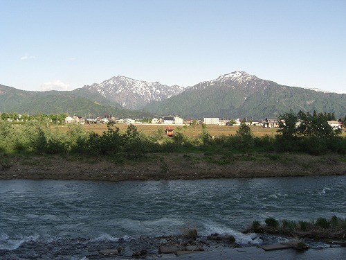 八海山の雪形馬と魚野川の水面_a0084753_17205889.jpg