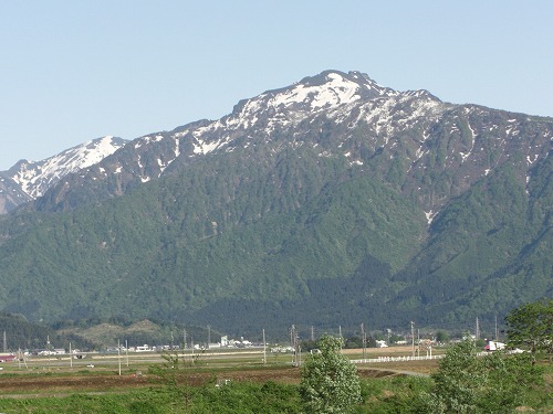 八海山の雪形馬と魚野川の水面_a0084753_1720717.jpg
