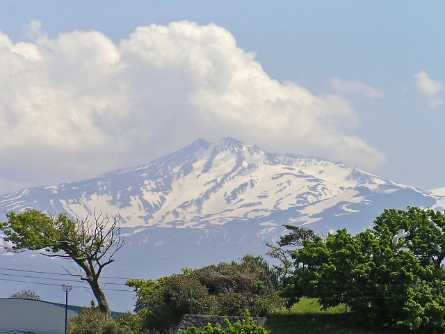 快晴の海と鳥海山そして、有るべき所に無い違和感・・・_f0121379_1955826.jpg