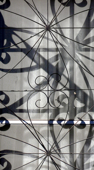 窓の花模様 a flower pattern on window_e0121341_1015383.jpg