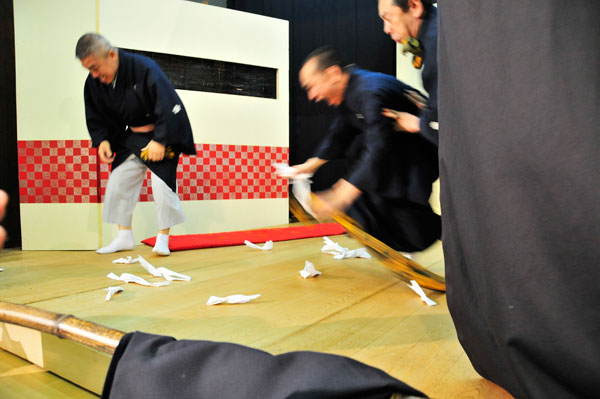 昨日の浅草神社の浅草三社祭のくみ踊りのの写真のつづき_a0031363_1059727.jpg