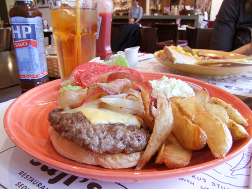 「飯倉　suji\'s（スージーズ）のランチハンバーガー」_a0000029_115727100.jpg