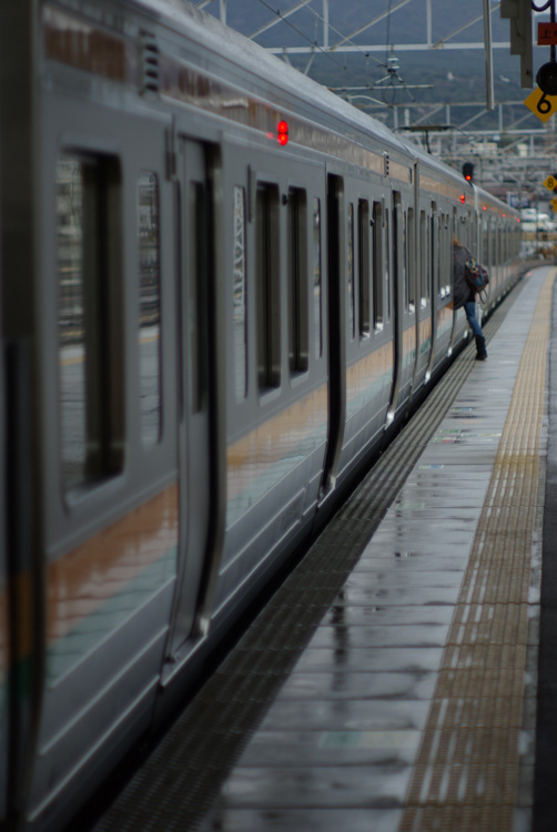 雨のホーム_c0136330_22543840.jpg