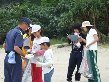 古仁屋海上保安署・諸鈍小中学校 漂着ごみ調査等_e0028387_20424059.jpg