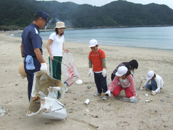 古仁屋海上保安署・諸鈍小中学校 漂着ごみ調査等_e0028387_20443736.jpg