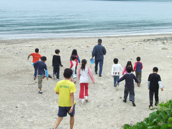 古仁屋海上保安署・諸鈍小中学校 漂着ごみ調査等_e0028387_20453998.jpg
