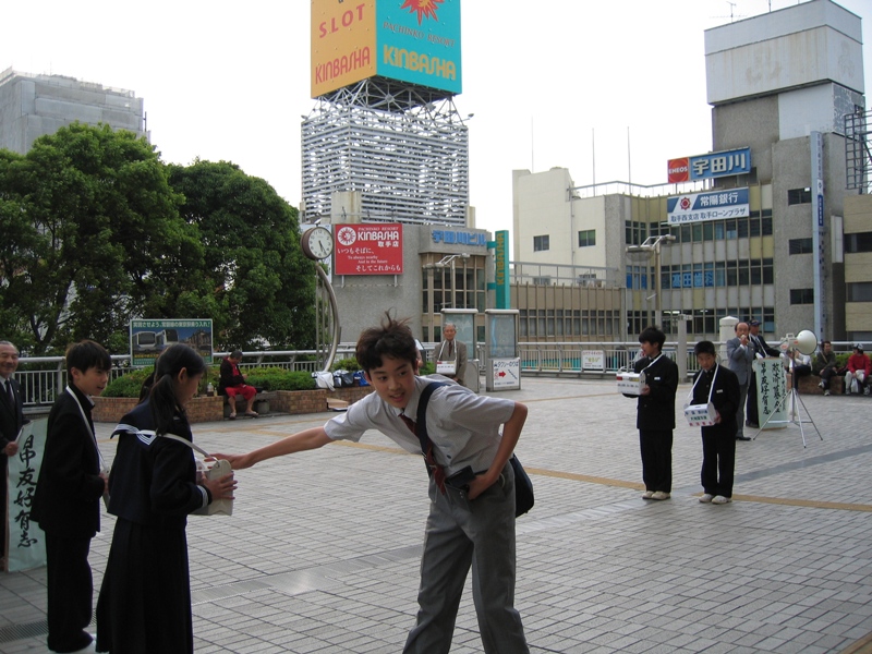 取手市日中友好協会　取手駅で「中国・四川省大地震」　救援金募集_d0027795_23133716.jpg